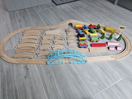 Wooden train track set - train, w/