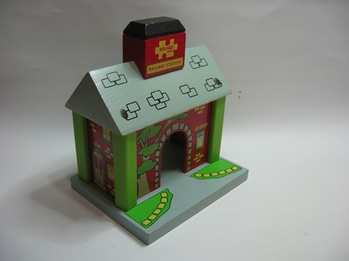 Station wooden train - ,